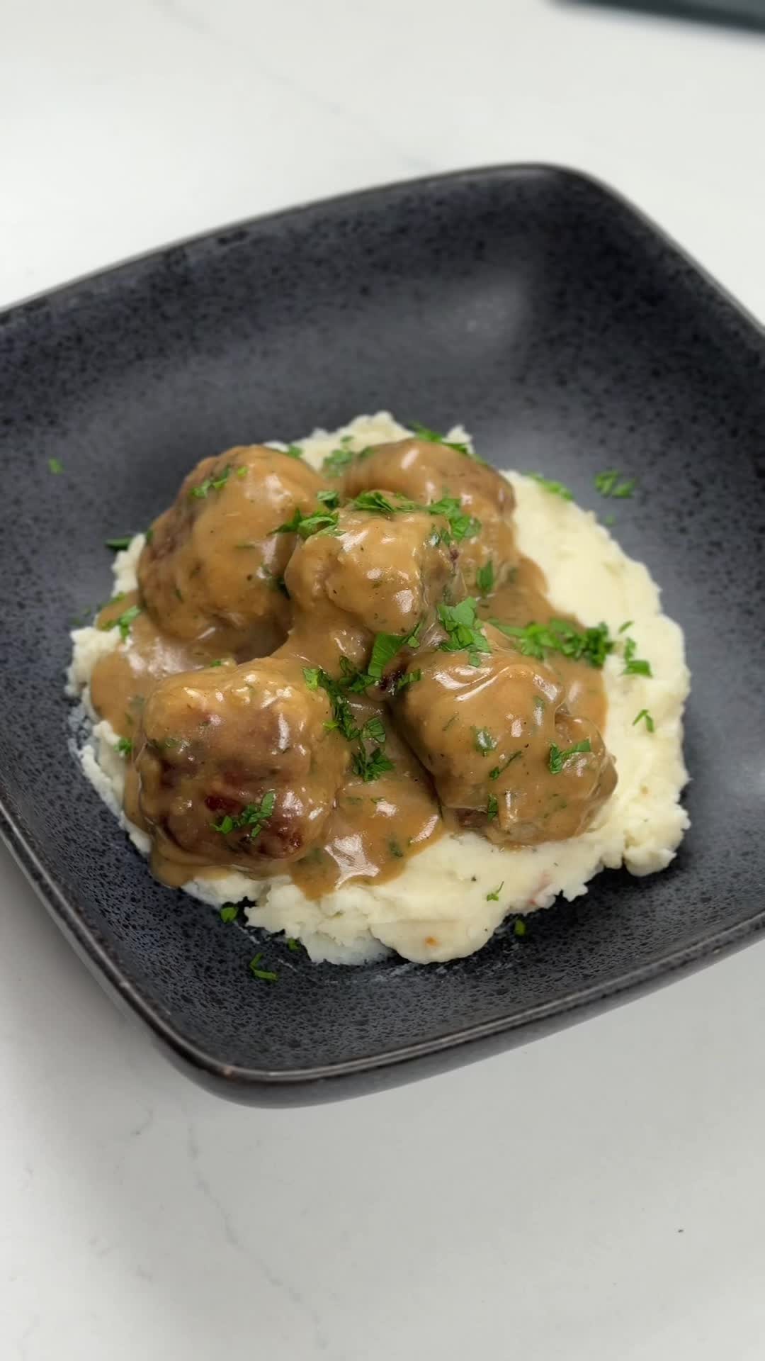 Simple easy Swedish Meatballs. 

👉Perfect for the holiday season approaching where this can be prepared ahead of time and placed in the crockpot or on a busy weeknight for the family dinner. 

🚨What is your favorite meatball recipe ? 

🍽️🍽️🍽️🍽️🍽️🍽️🍽️🍽️🍽️🍽️🍽️🍽️🍽️🍽️

Boulettes de viande suédoises simples et faciles. 

👉Parfaites pour le temps des fêtes où elles peuvent être préparées à l'avance et placées dans une mijoteuse, ou pour un souper en famille un soir de semaine occupé. 

🚨Quelle est votre recette de boulettes de viande préférée ?